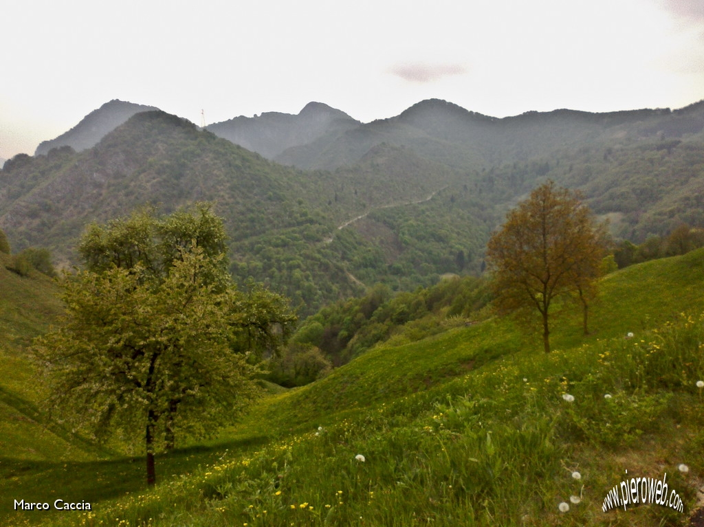 02_Lontana la strada che porta a Sussia.JPG